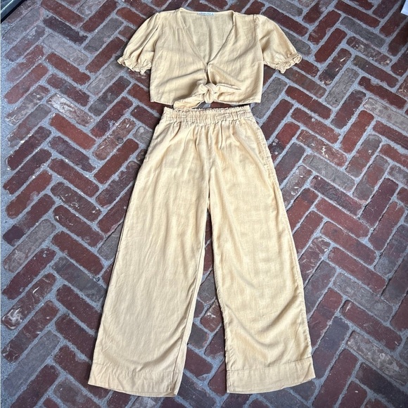 Abercrombie and Fitch Linen Blend Tie Crop Top and Wide Leg Pant Set - Picture 2 of 4
